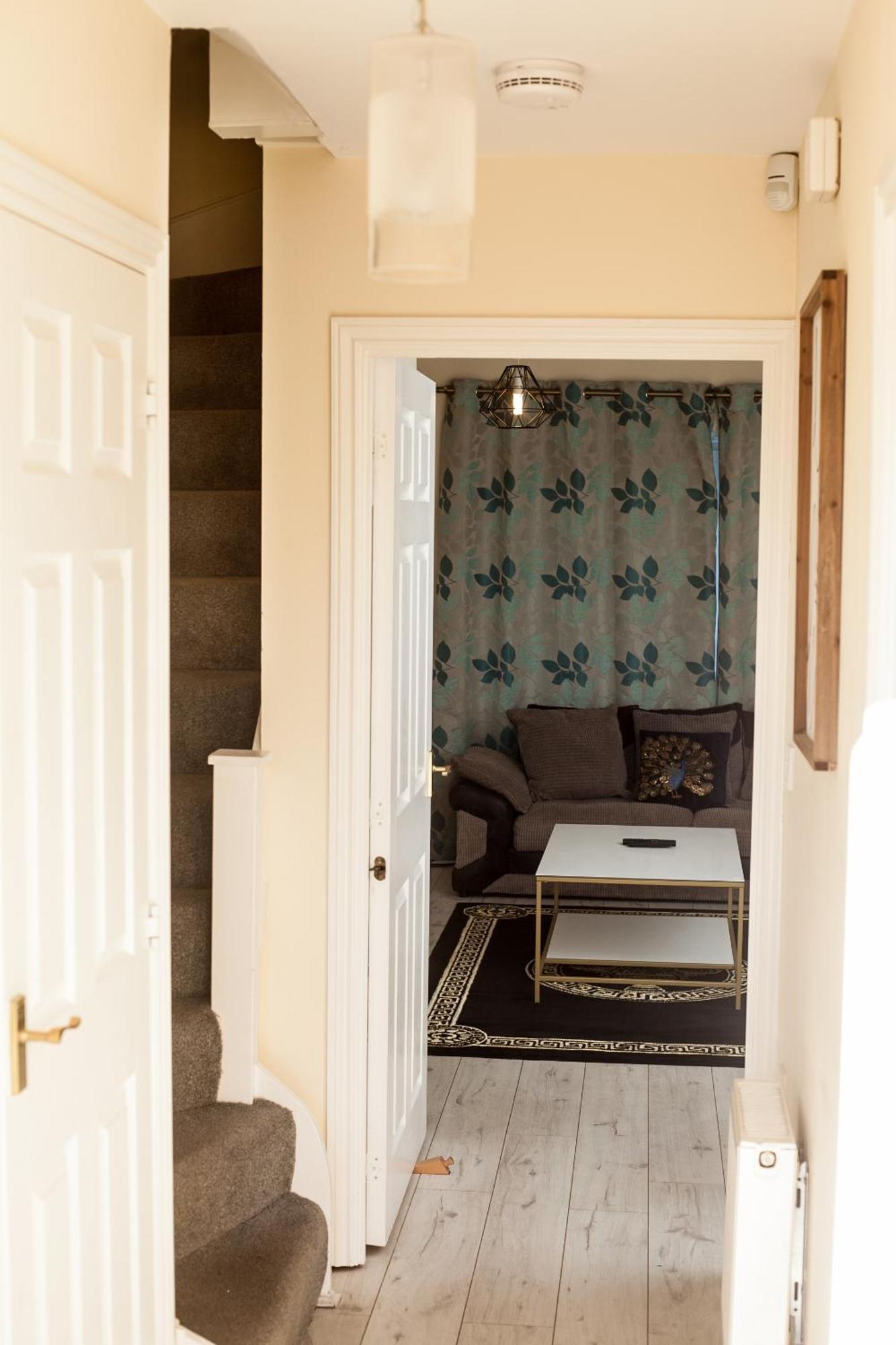 Avril Warwickshire Home Stay Nuneaton Exterior photo
