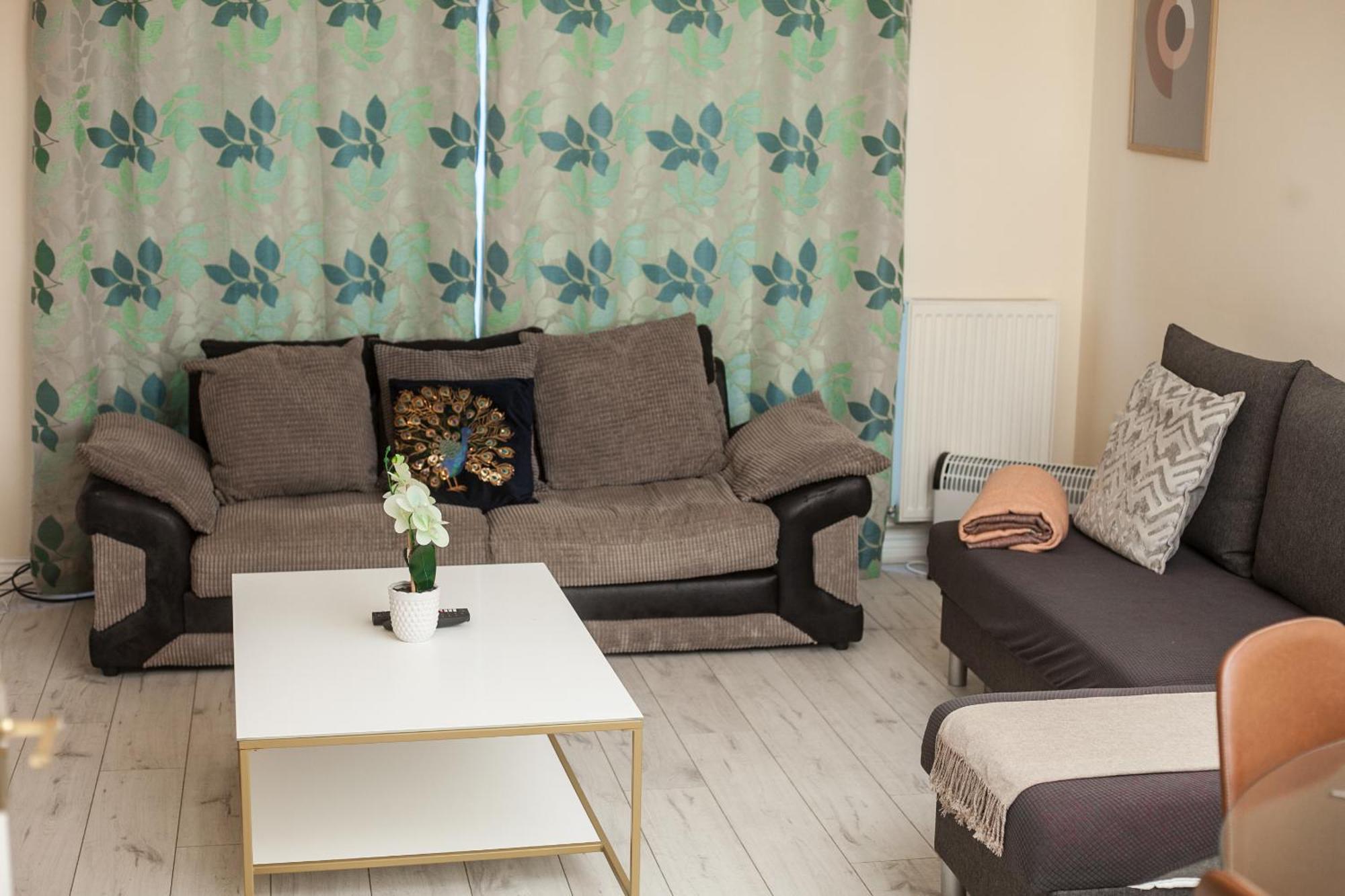 Avril Warwickshire Home Stay Nuneaton Exterior photo