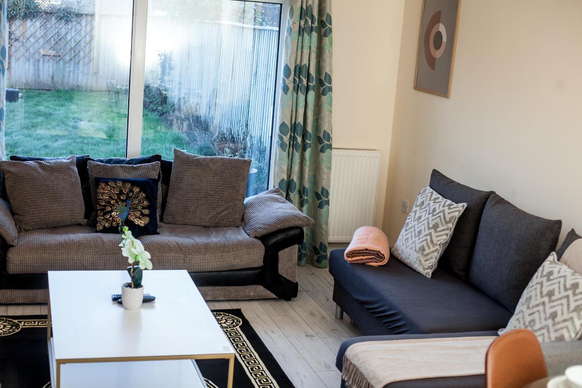 Avril Warwickshire Home Stay Nuneaton Exterior photo